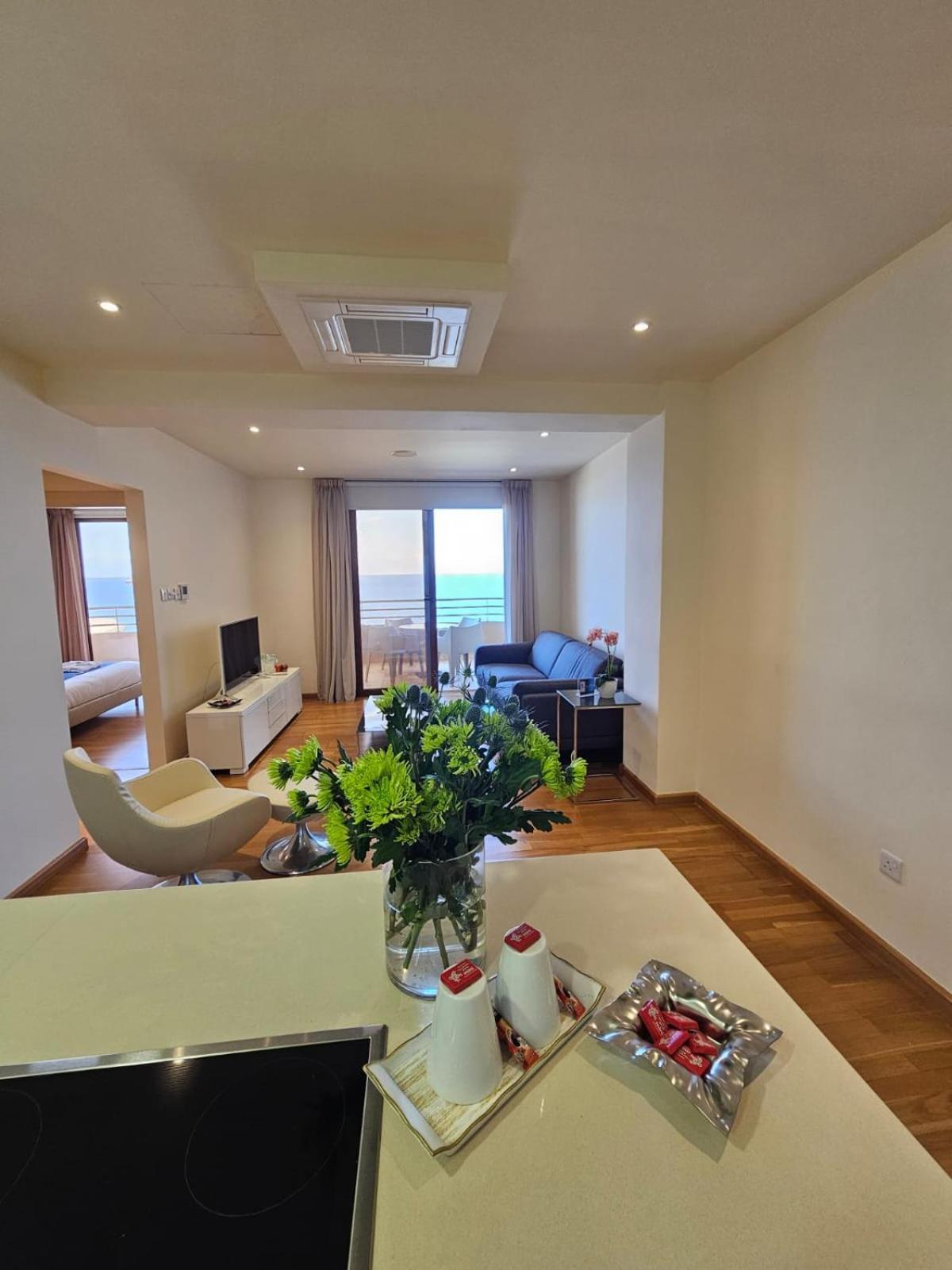 11 Suites - Golden Sunrise Suite Lárnaca Habitación foto